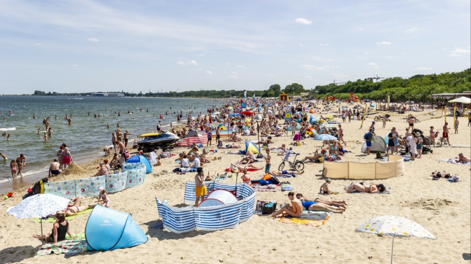 Turyści na plaży nad Bałtykiem.