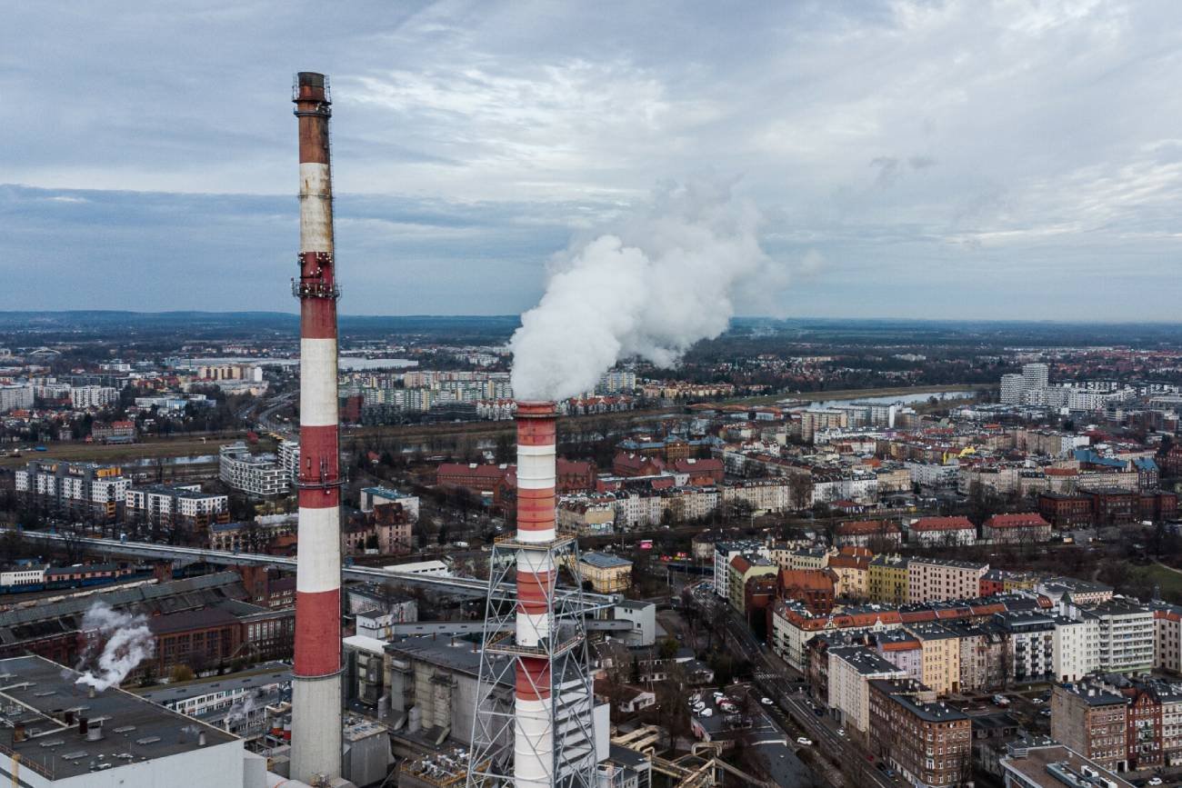 Elektrociepłownia. Dym z kominów.