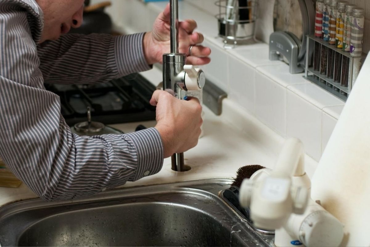 Niesłyszący mężczyzna szuka pracy, ponieważ rzucił poprzednią, w której był źle traktowany. – Potrafię wykonywać wszelkie prace remontowo-budowlane – przekonuje.