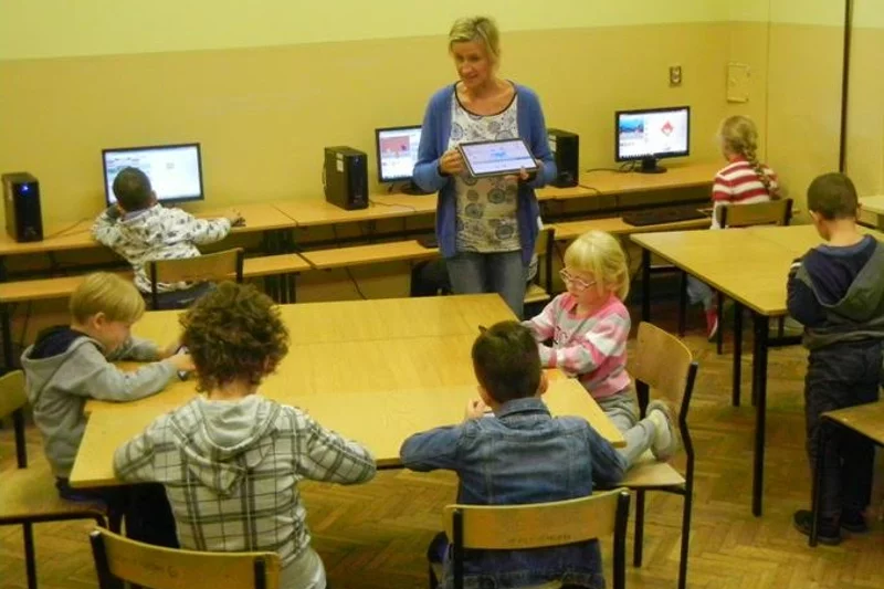 Wioletta Szwebs podczas zajęć "Mistrzów Kodowania" w Szkole Podstawowej nr 81 im. Bohaterskich Dzieci Łodzi