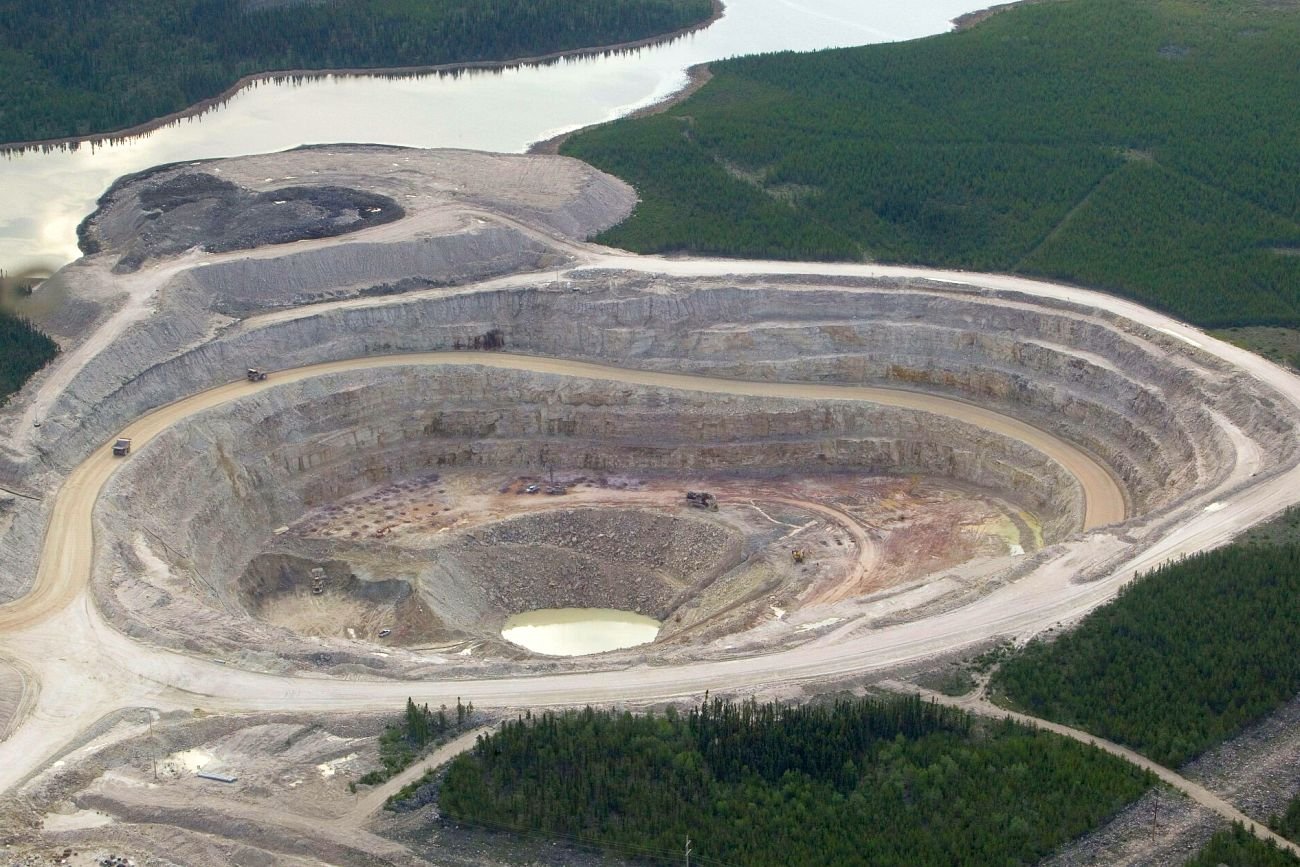 Tak wygląda niewielka odkrywkowa kopalnia uranu w McClean Lake w Kanadzie.