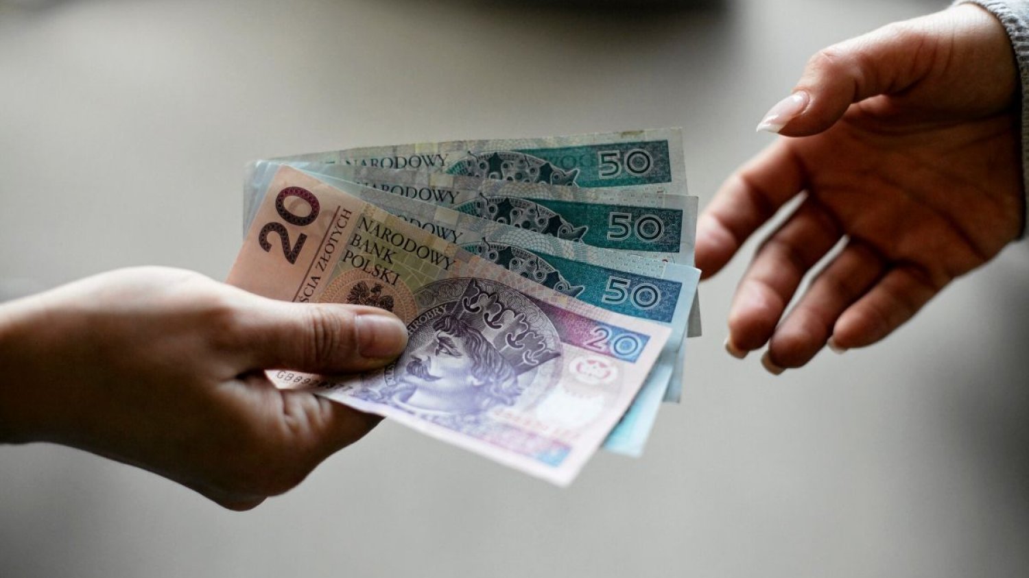 Na przestrzeni lat pieniądze mają większy wpływ na nasze szczęście niż kiedyś.