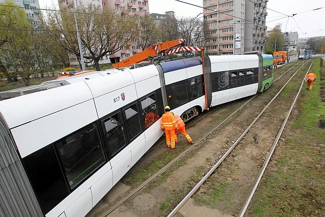 Tramwaje Pesy psują się na potęgę. Wady fabryczne skutkują szybszym zużyciem torów i wykolejeniami