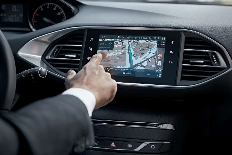 Nawigacja Peugeot Connect NAV 3D online z systemem poleceń głosowych i usługami TomTom pozwala kierowcy sprawdzić wszystko, co chce wiedzieć za pośrednictwem ekranu dotykowego
