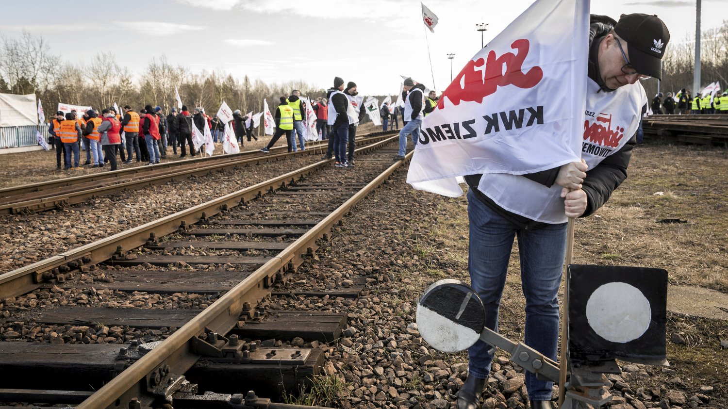Związkowi górnicy blokują tory w Sławkowie (woj. śląskie), którymi importowany jest węgiel ze wschodu.