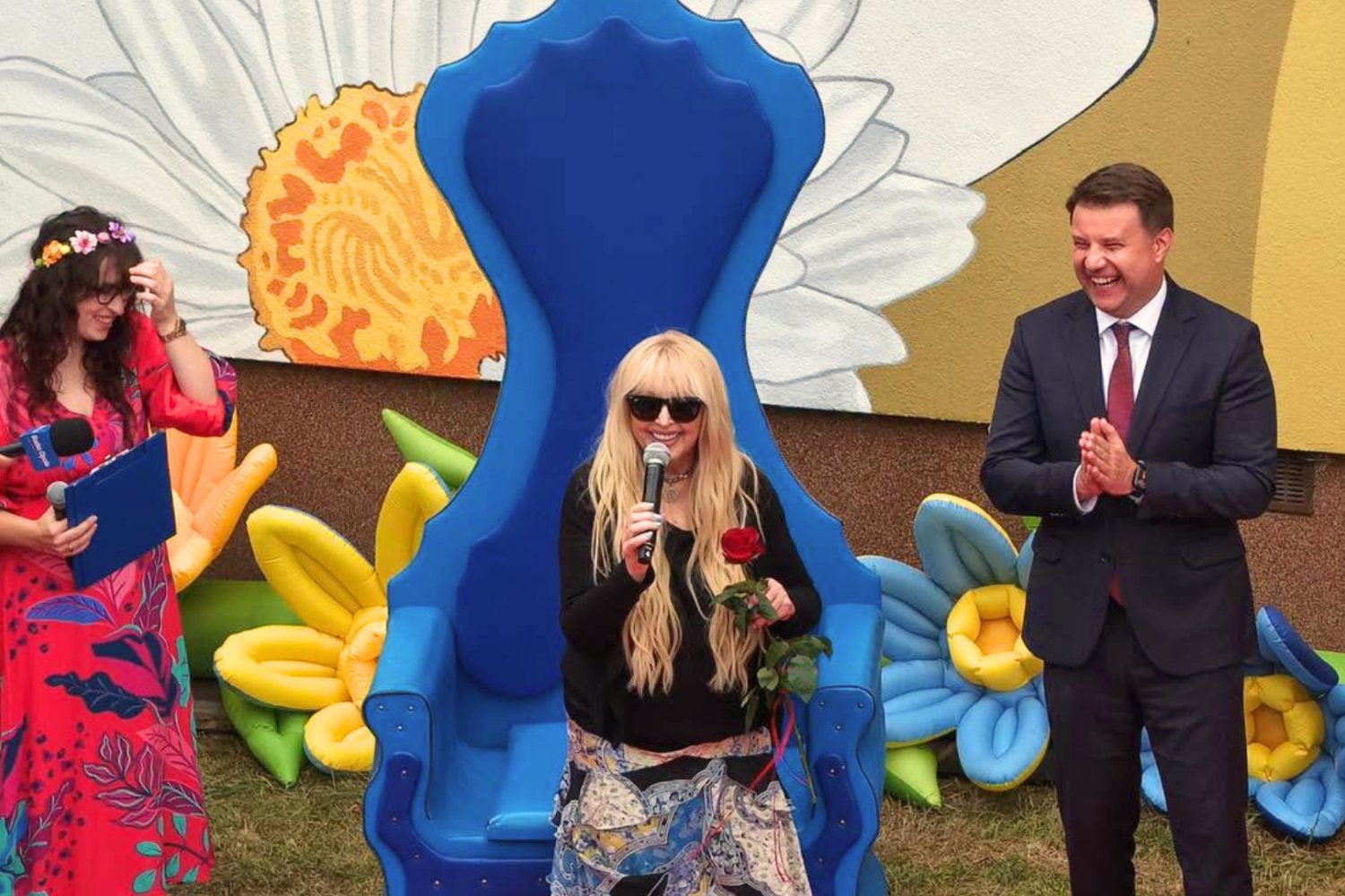 Maryla Rodowicz z prezydentem miasta na odsłonięciu muralu z jej podobizną.