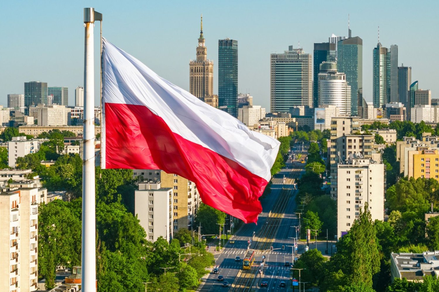 Niemcy pełni obaw o przyszłość Polski. Gorzkie wnioski w niemieckich mediach Flaga na rondzie "Radosława" w Warszawie. Czarny scenariusz dla Polski? Niemieccy komentatorzy pełni obaw o naszą przyszłość