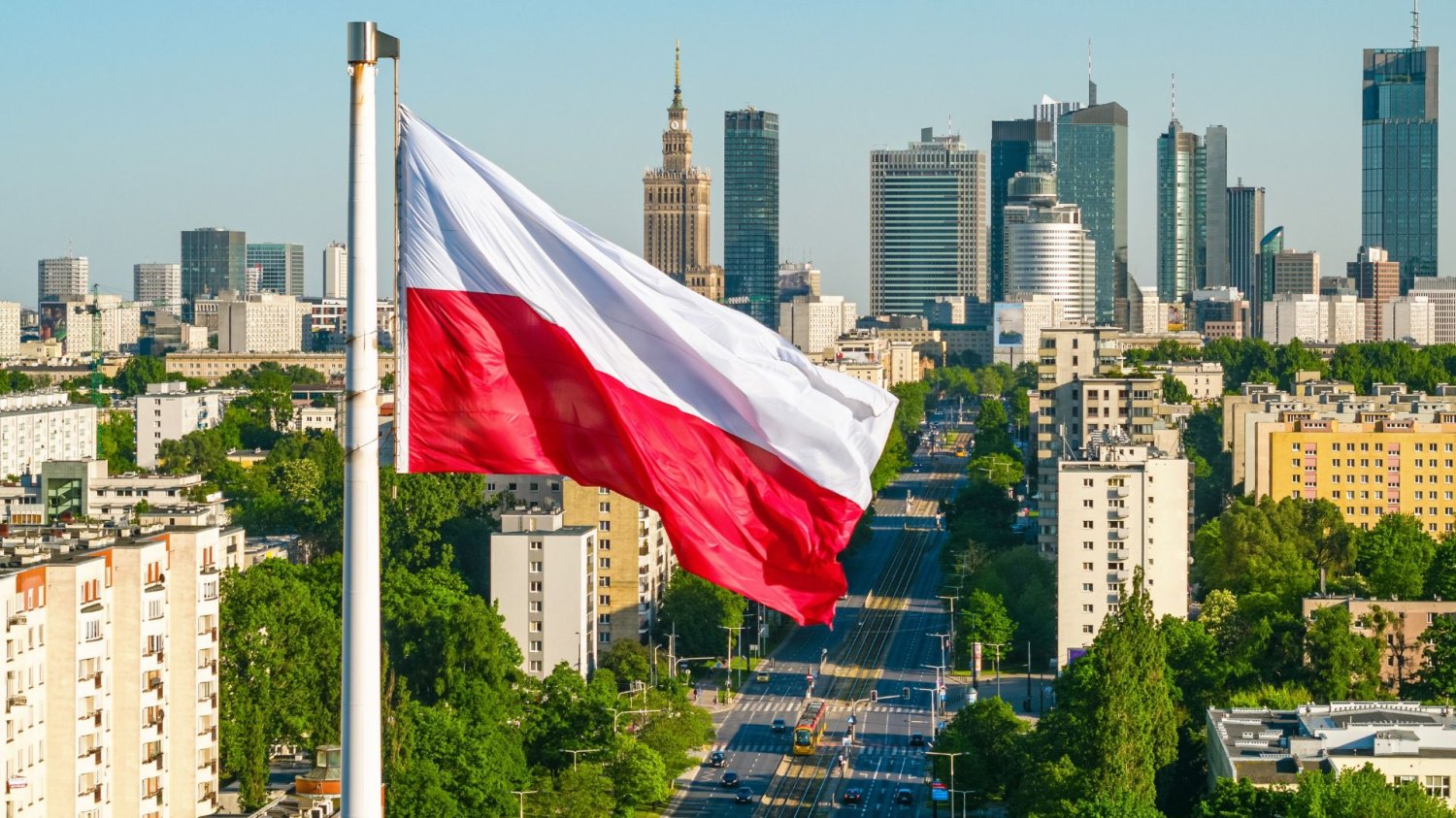 Flaga na rondzie "Radosława" w Warszawie. Czarny scenariusz dla Polski? Niemieccy komentatorzy pełni obaw o naszą przyszłość