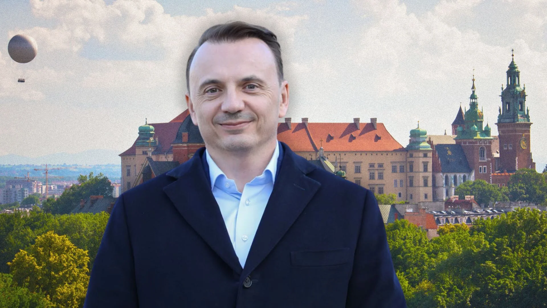 Łukasz Gibała prezydentem Krakowa. Kiedy zaprzysiężenie i co zmieni się w mieście? Łukasz Gibała, w tle wzgórze Wawelskie.