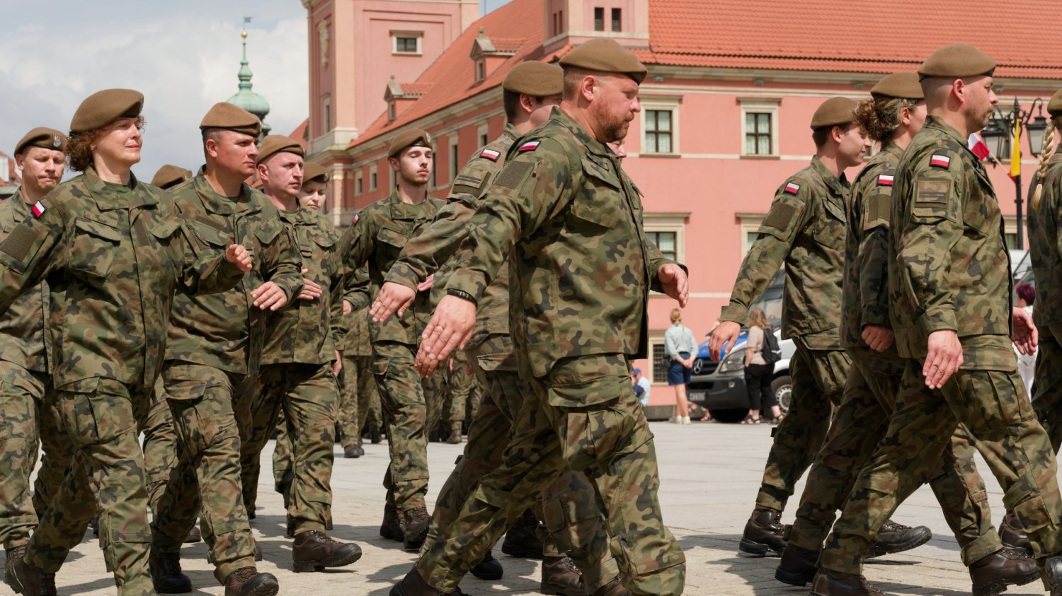 WOT pokazuje, ile płaci żołnierzom. Dniówki dochodzą nawet do 626 zł Wojska Obrony Terytorialnej maszerujące po ulicach Warszawy