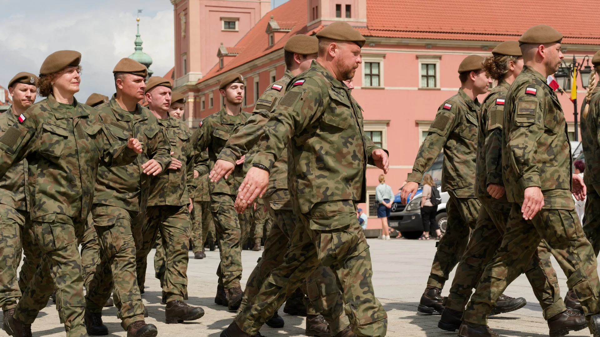 WOT pokazuje, ile płaci żołnierzom. Dniówki dochodzą nawet do 626 zł Wojska Obrony Terytorialnej maszerujące po ulicach Warszawy