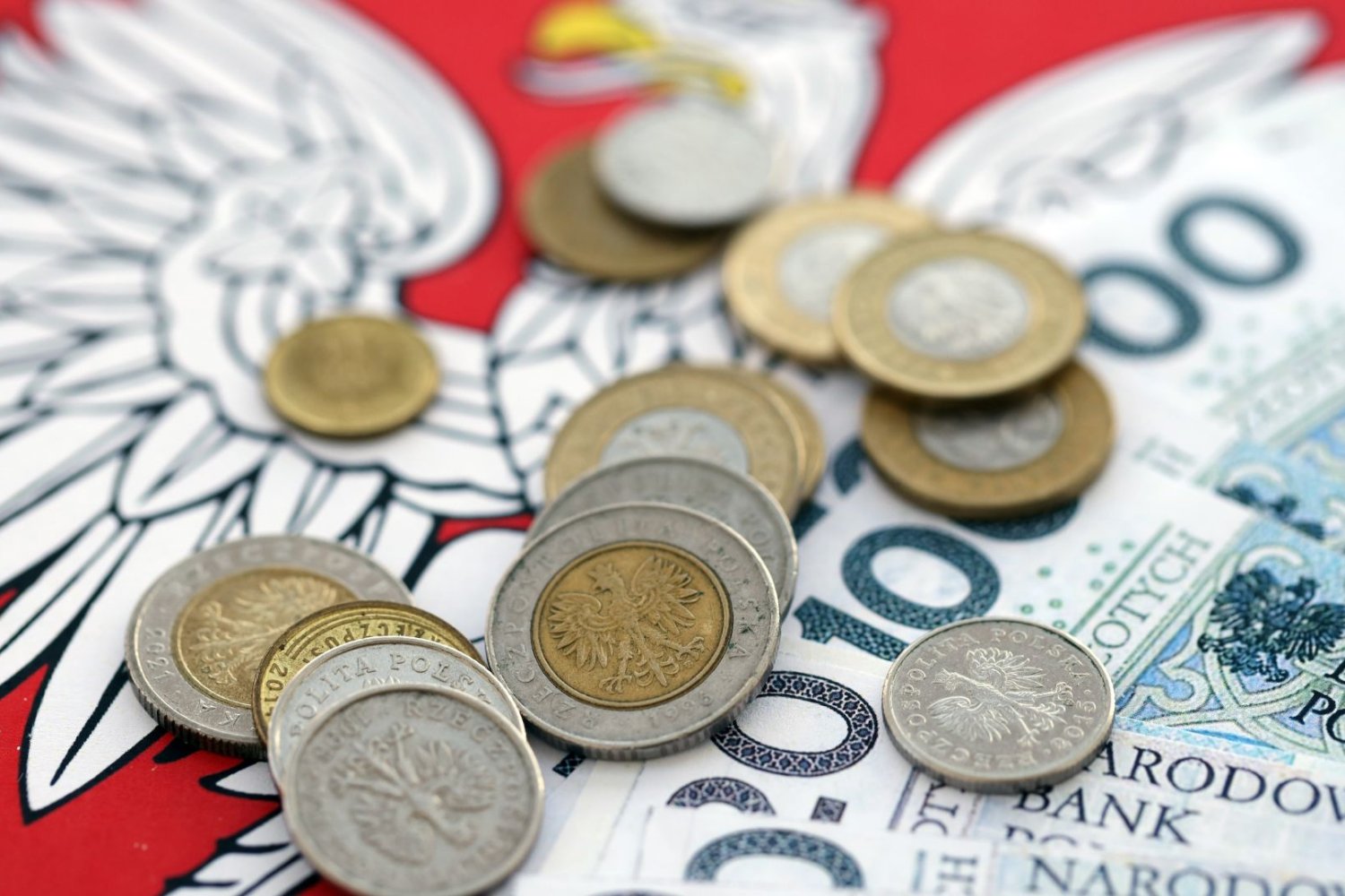 Godło Polski i pieniądze.