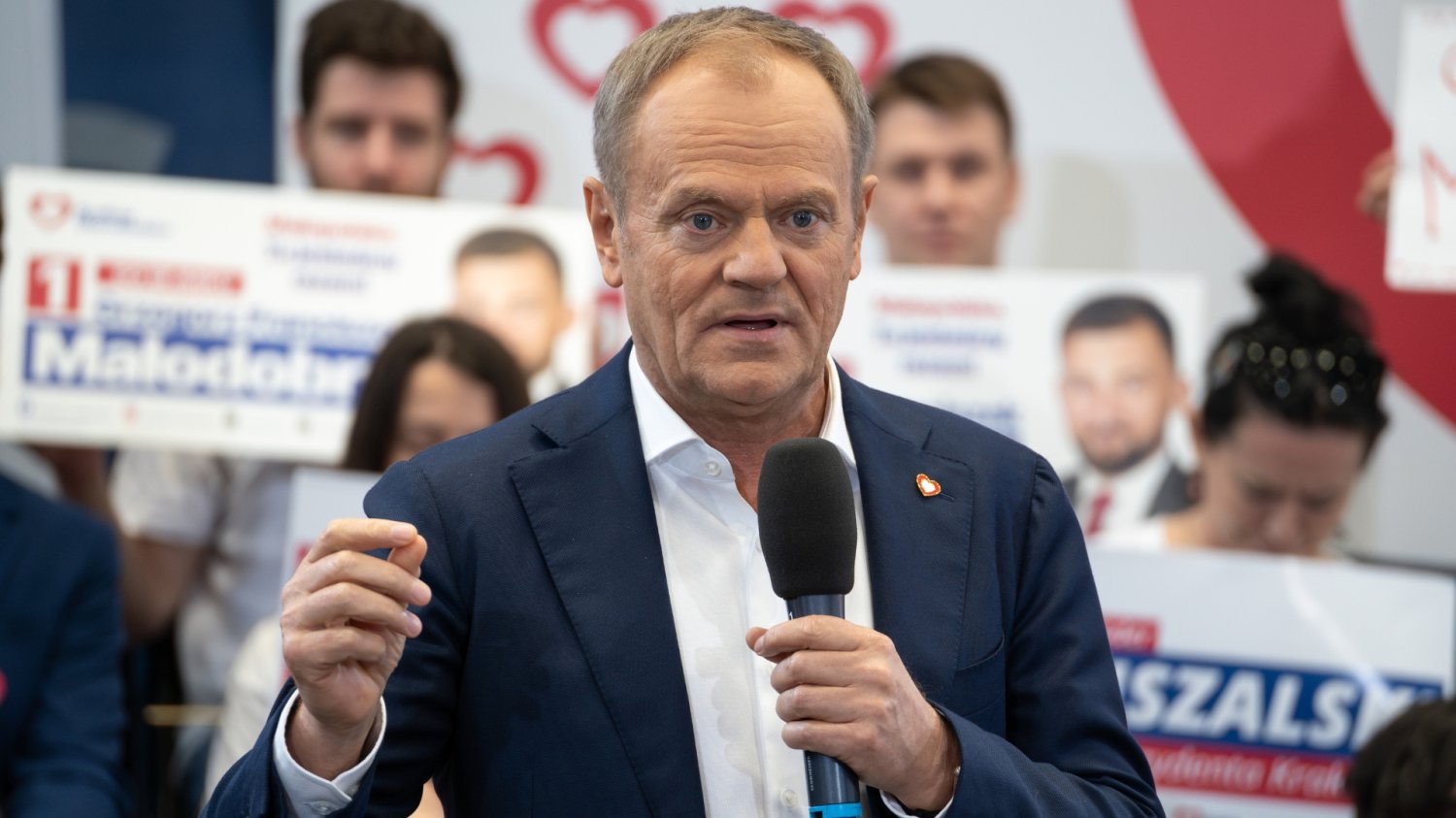 Tusk podnosi podatki najbogatszym. Zmiany w PIT i daninie solidarnościowej Donald Tusk przemawia z mikrofonem w ręku.