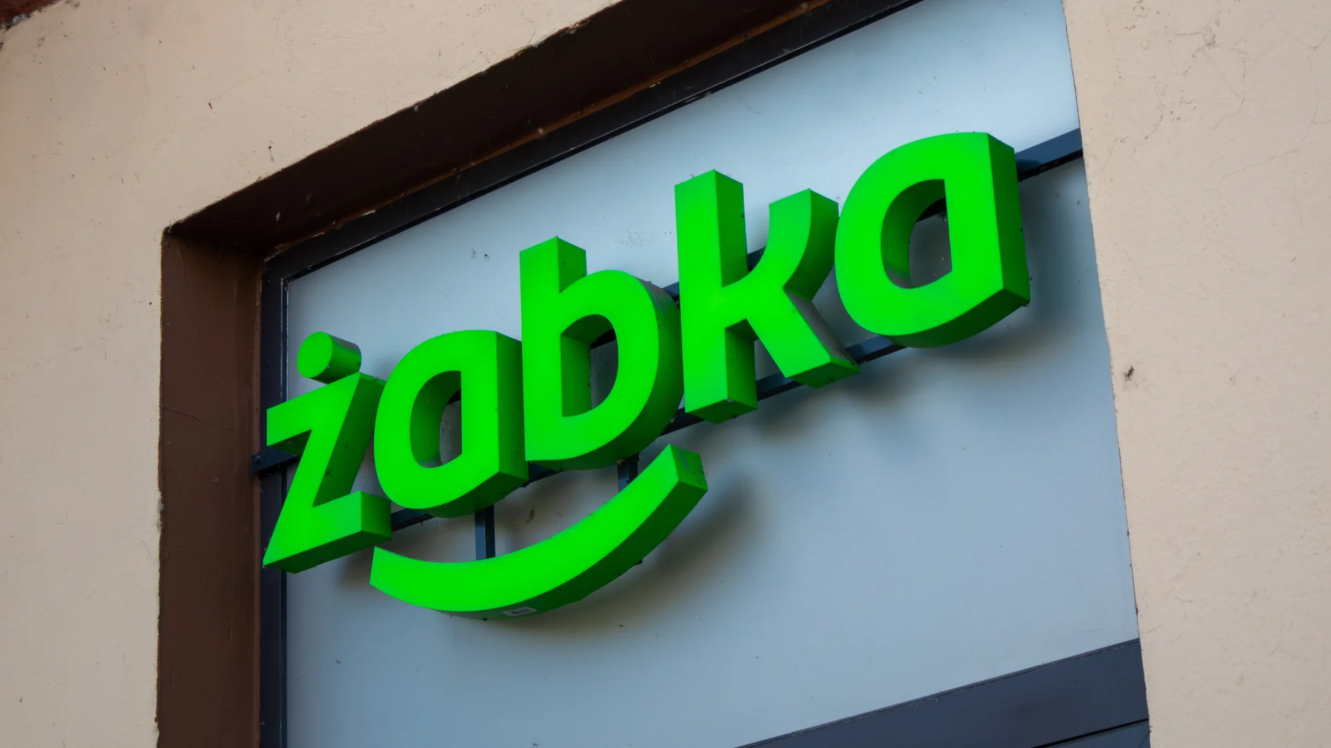 Akcje Żabki runęły o ponad 11 proc. Jedna informacja wywołała reakcję giełdy Logo sklepu Żabka.