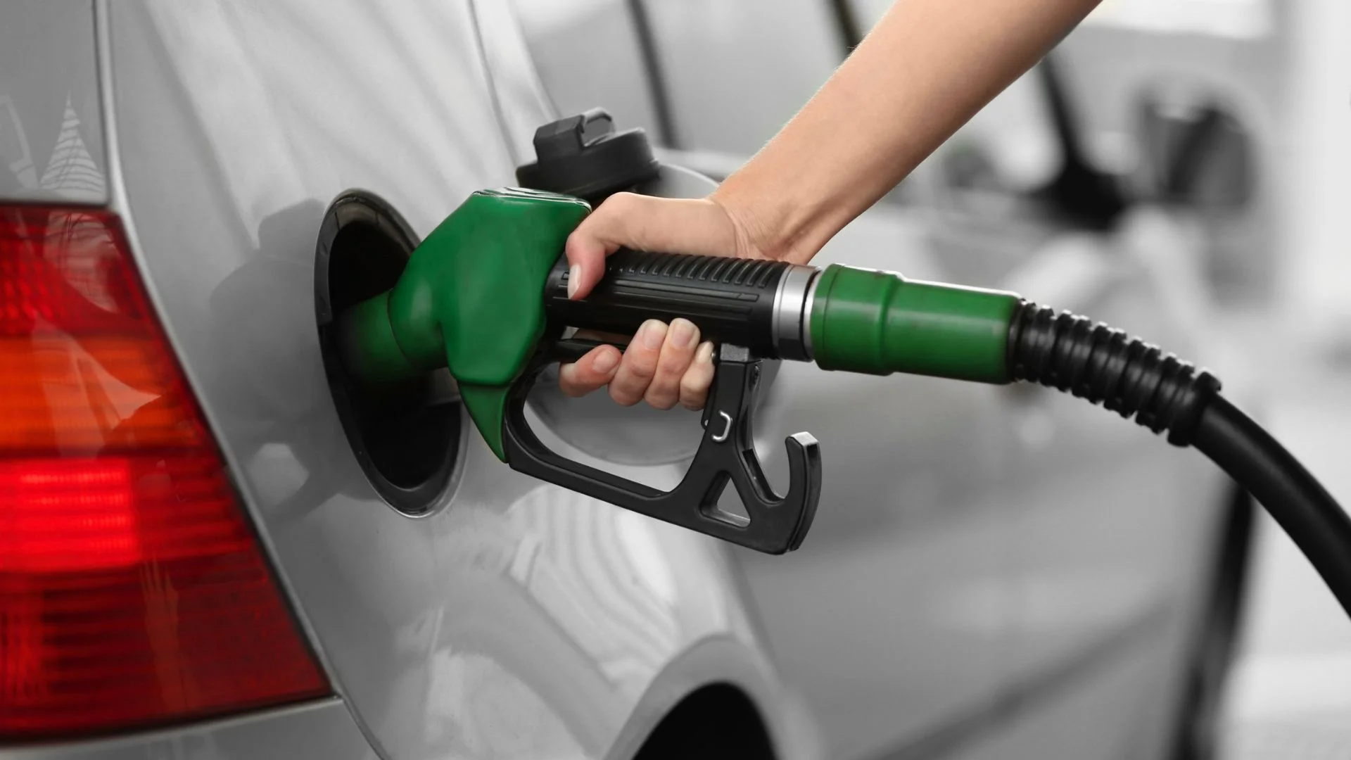 Nowe ceny paliw od czwartku. Benzyna tanieje, diesel drożeje