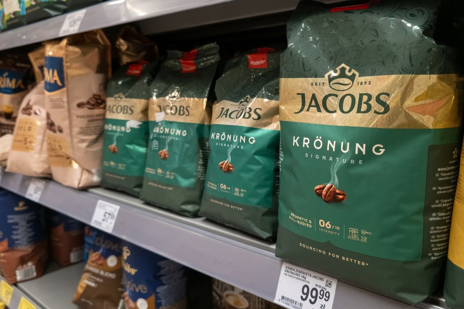 Paczki kawy na półkach sklepowych.