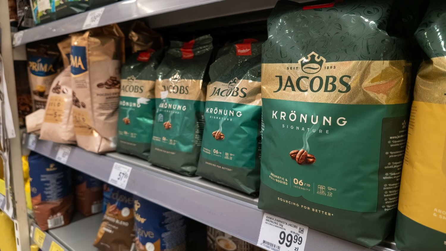 Paczki kawy na półkach sklepowych.