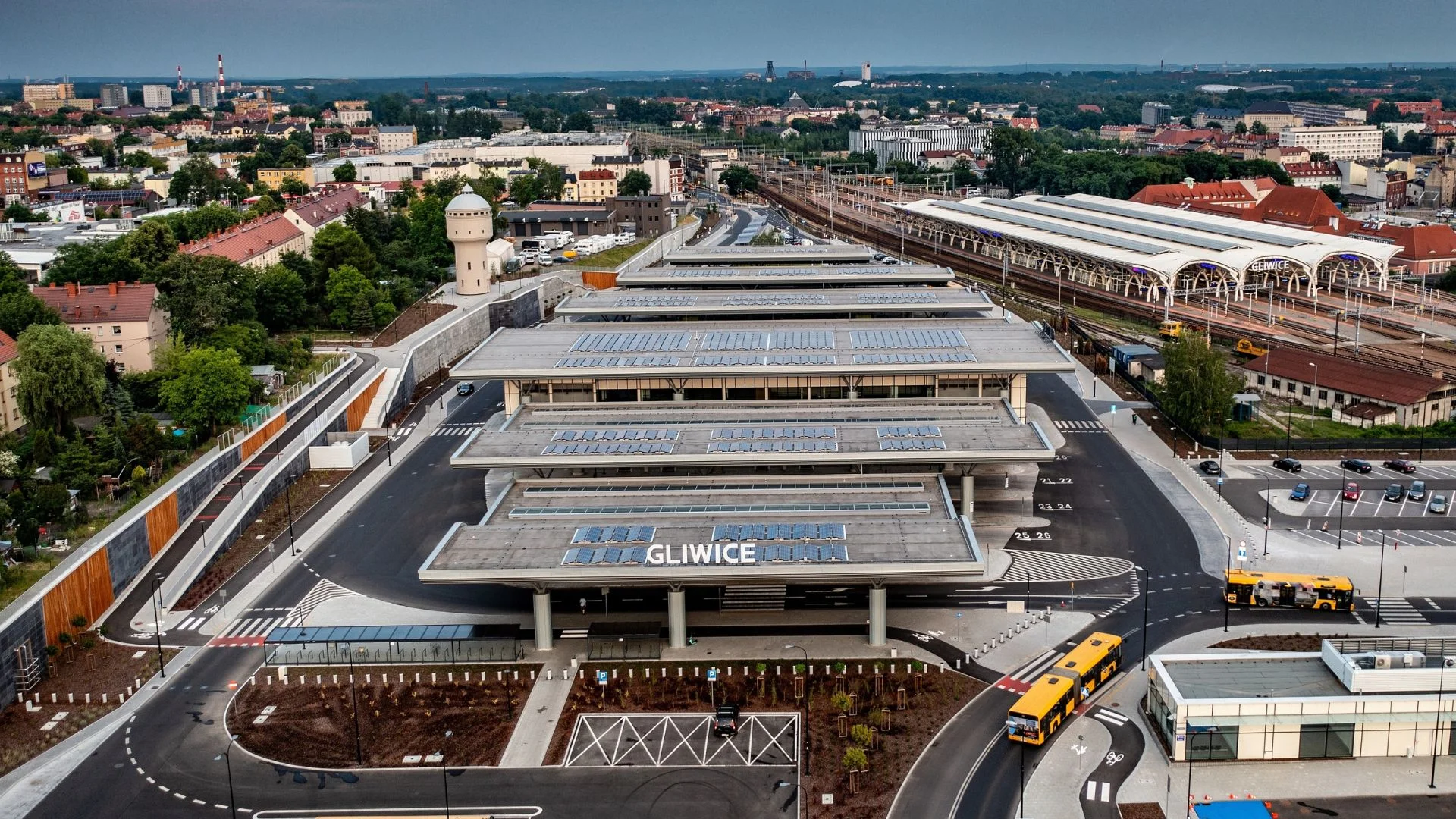 Nowy hub w Gliwicach pęka w szwach. Miasto postawiło na IT i trafiło w 10. Budynki w centrum miasta Gliwice.