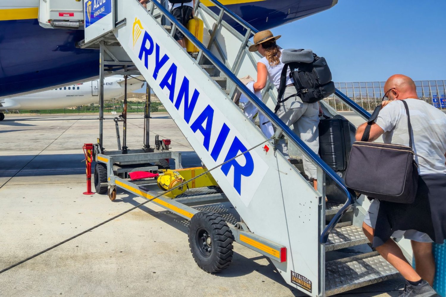 Turyści wchodzą na pokład samolotu Ryanair.