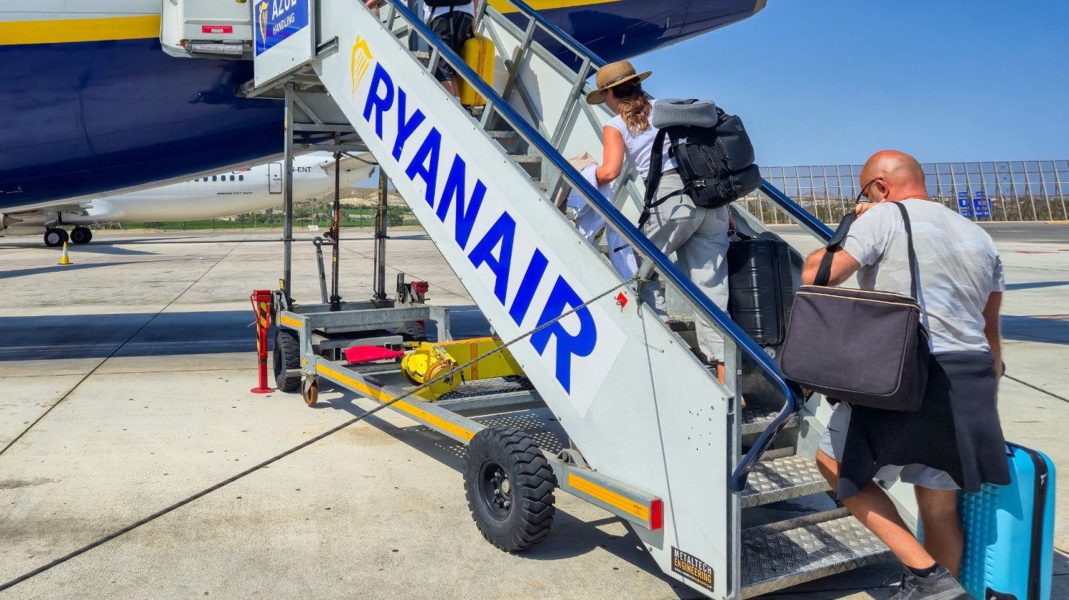 Turyści wchodzą na pokład samolotu Ryanair.