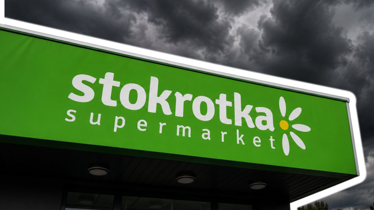 Budynek sklepu Stokrotka. Czarne chmury nad sklepem.