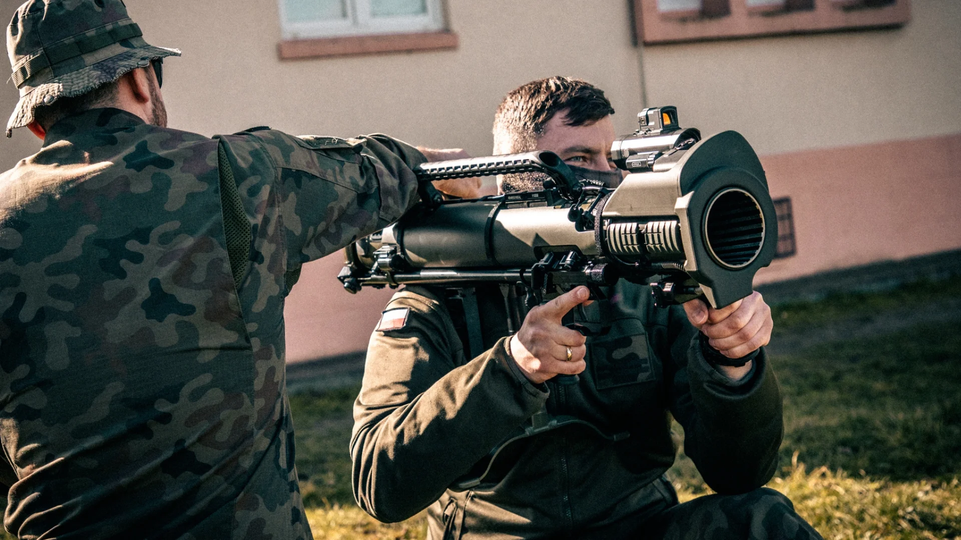 Wojsko Polskie otrzymało nowe granatniki. Zbrojeniowa machina nie zwalnia Granatnik Carl-Gustaf M4 w Wojsku Polskim.