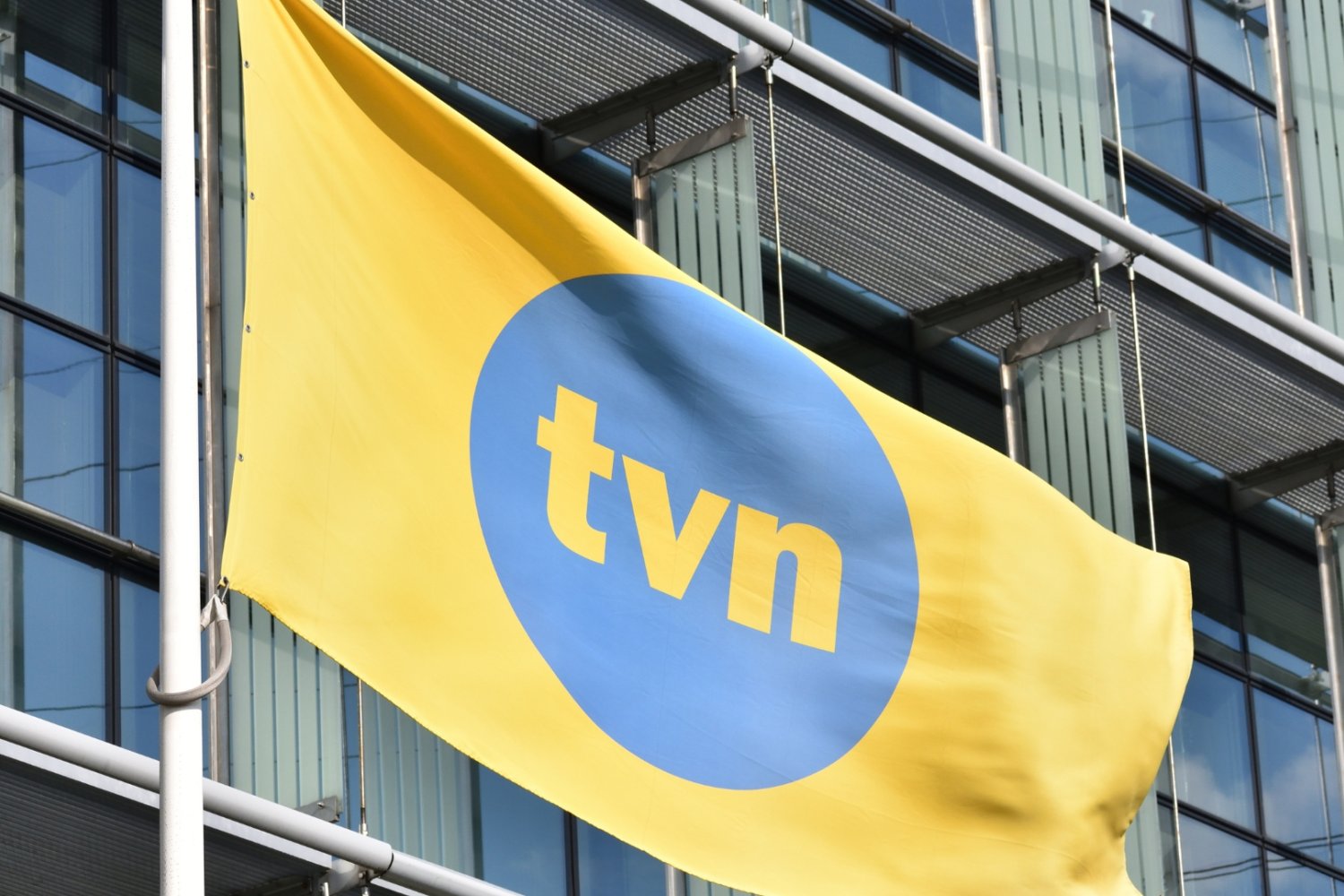 Flaga z logo telewizji TVN