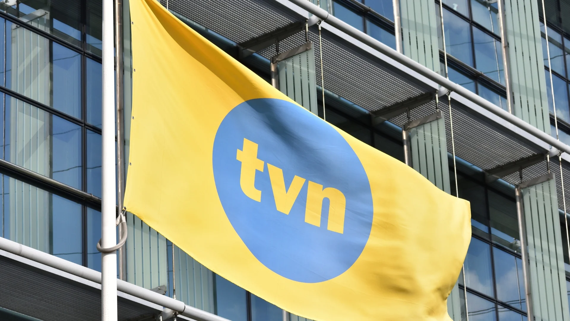 Bitwa o przejęcie właściciela TVN-u trwa. Paramount żąda miliardowego zabezpieczenia Flaga z logo telewizji TVN