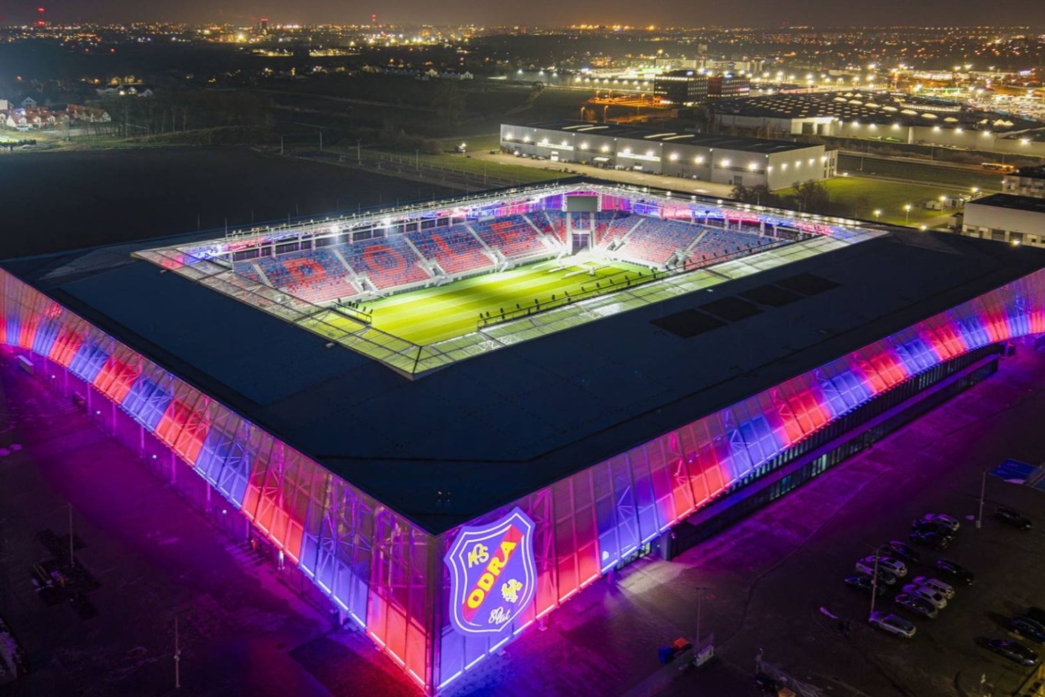 Nowy stadion w Opolu zdeklasował konkurencję. Otrzymał prestiżową nagrodę Stadion Itaka Arena, stadion Odra Opole oświetlony nocą.