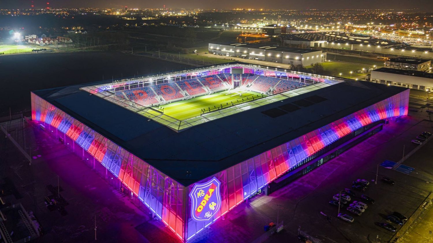 Stadion Itaka Arena, stadion Odra Opole oświetlony nocą.