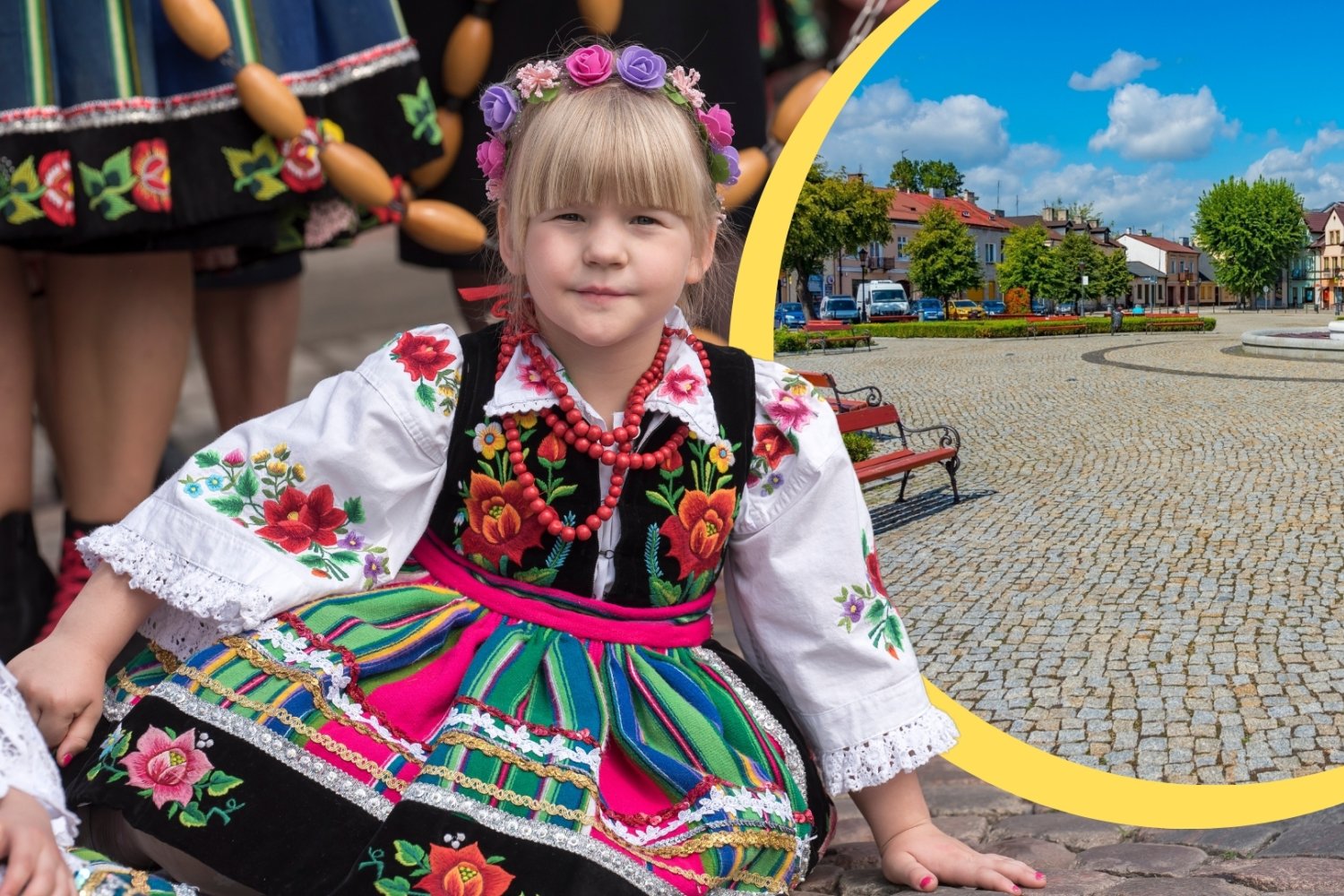 Mała dziewczynka ubrana w tradycyjny łowicki strój. Nowy Rynek w Łowiczu w żółtym kółku w prawym górnym rogu.