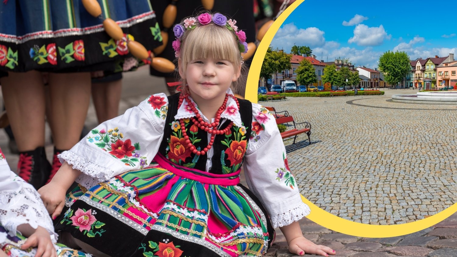 Mała dziewczynka ubrana w tradycyjny łowicki strój. Nowy Rynek w Łowiczu w żółtym kółku w prawym górnym rogu.