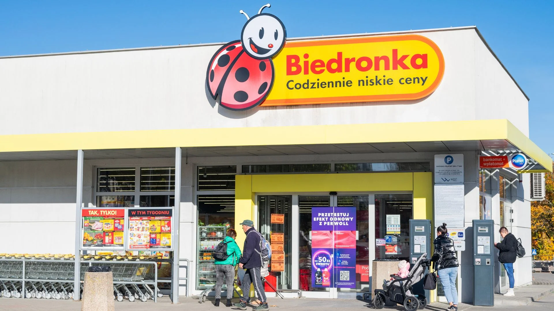 Biedronka tnie ceny na koniec lata. Lody po 99 gr bez limitu, kawa i chemia 1+1 gratis