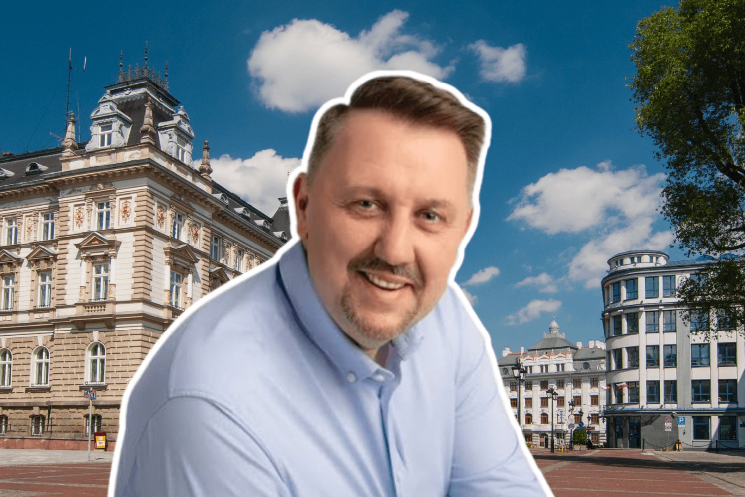 Jarosław Klimaszewski, w tle ratusz w Bielsku-Białej
