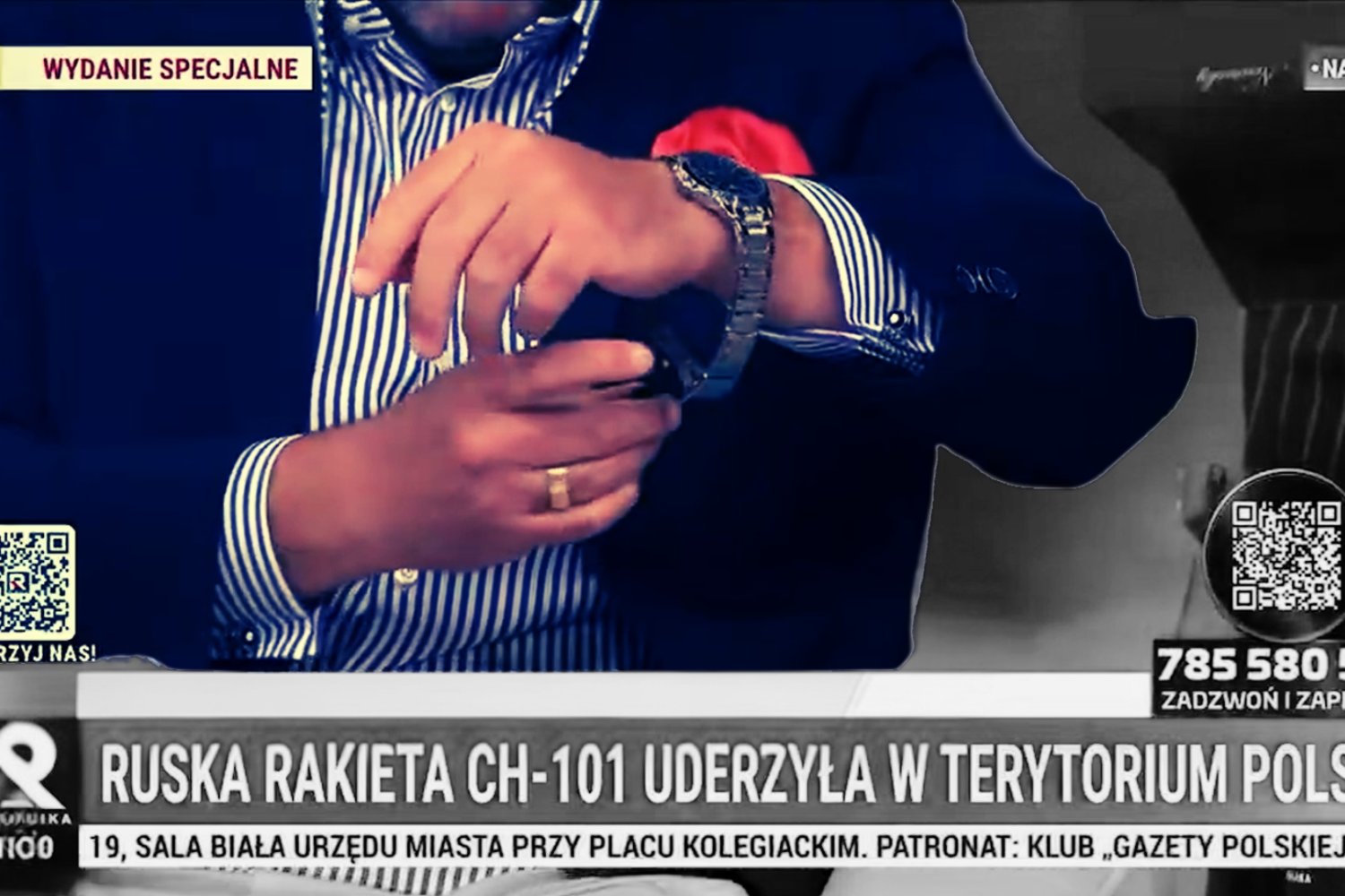 Jarosław Olechowski przymierza na antenie Republiki zegarek sprzedawany w sklepie powiązanym z tym medium.