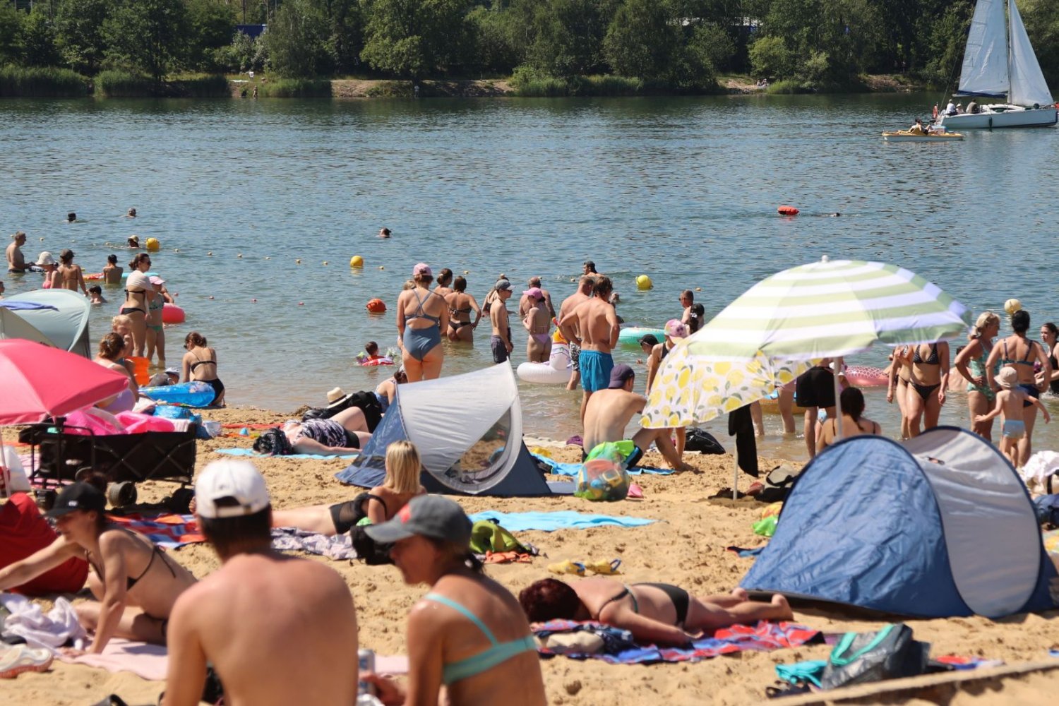 Zmiany na kąpieliskach miejskich. Surowe wymogi UE uderzą w samorządy? jezioro plaża