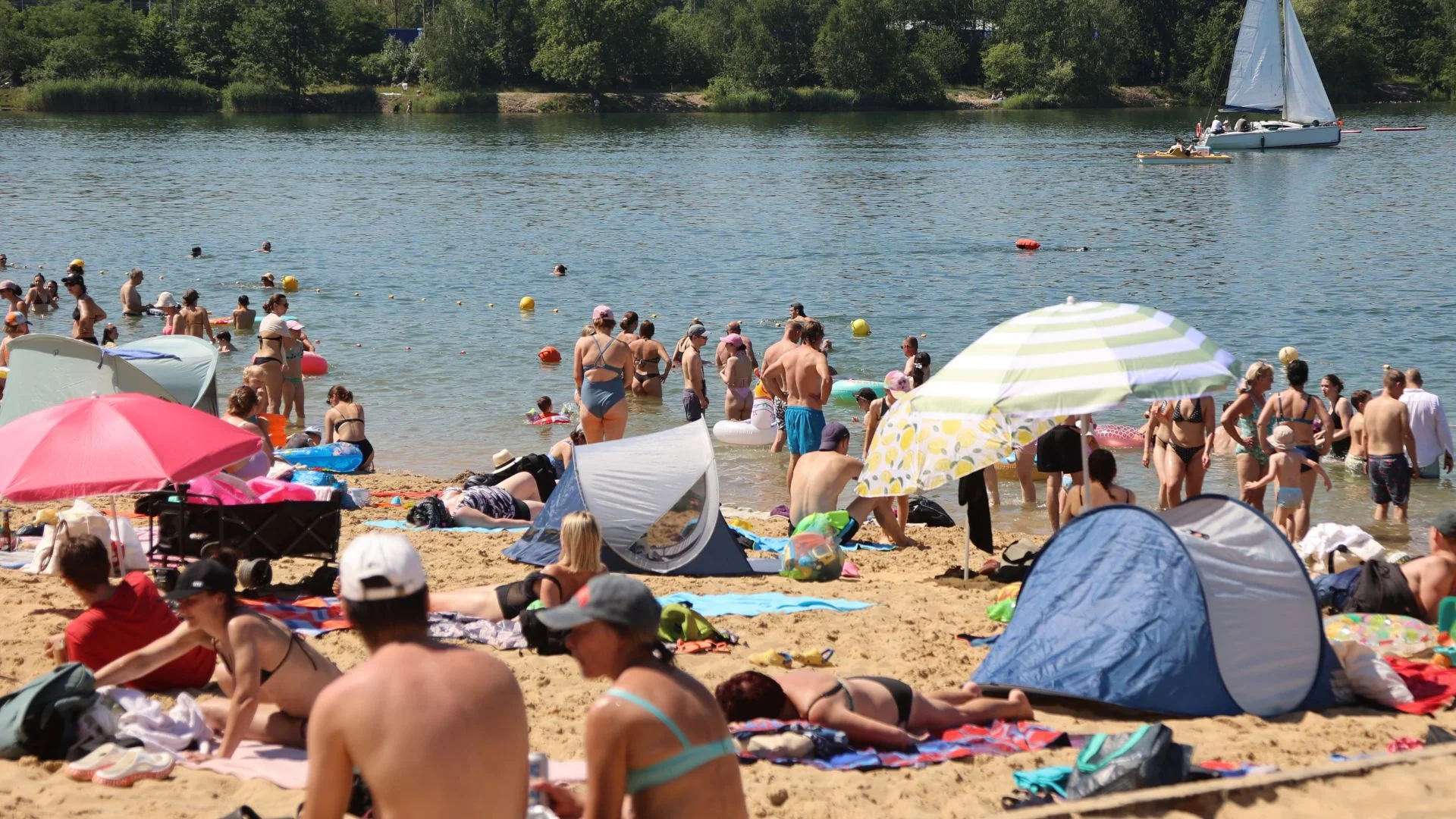 Zmiany na kąpieliskach miejskich. Surowe wymogi UE uderzą w samorządy? jezioro plaża