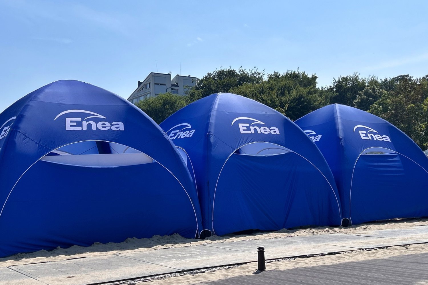 Rząd reorganizuje polskiego giganta. Enea przechodzi metamorfozę Namioty reklamowe na plaży Enea.