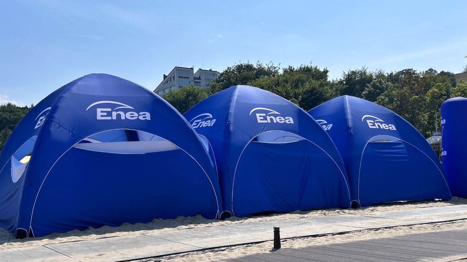 Namioty reklamowe na plaży Enea.
