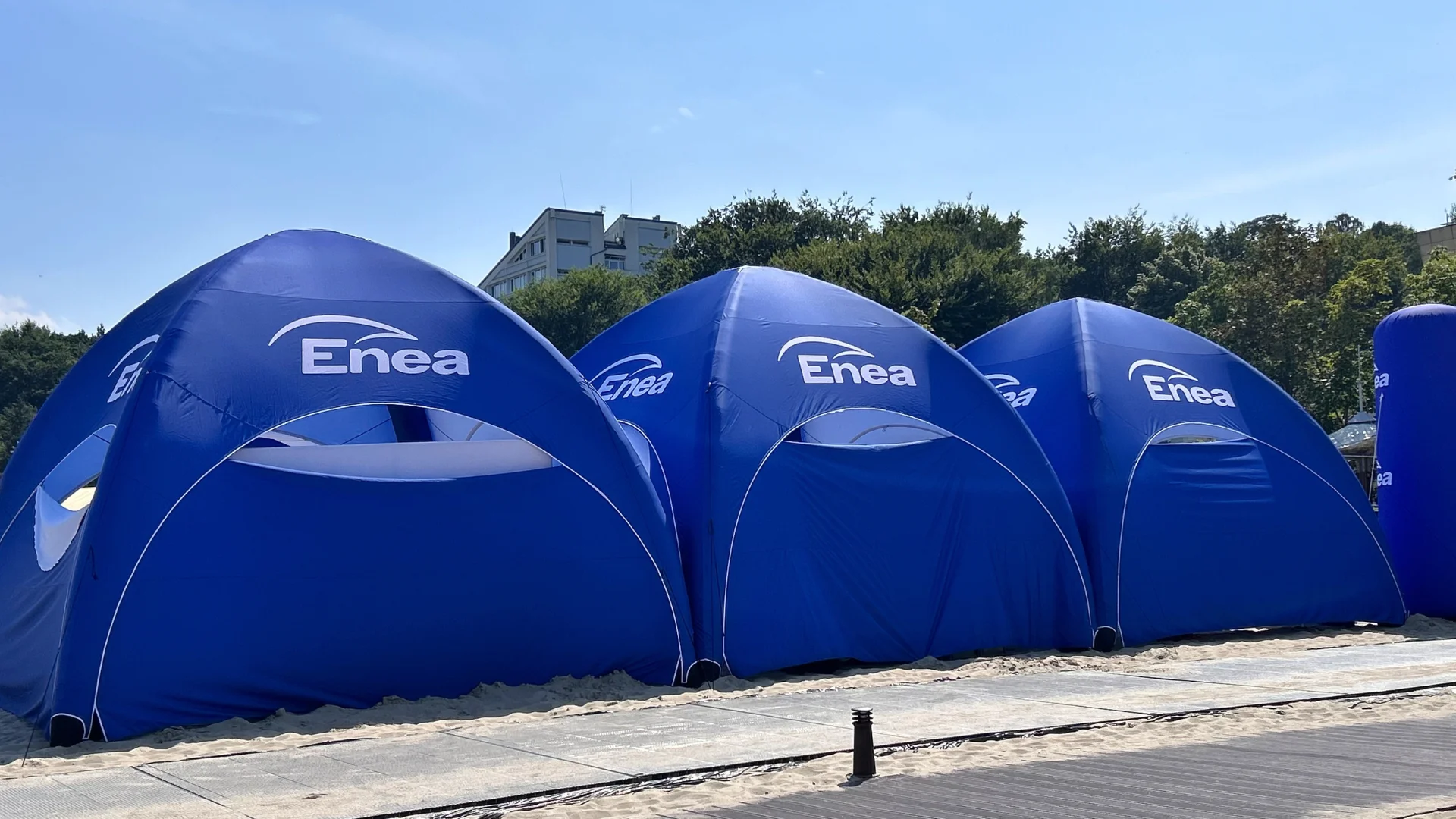 Namioty reklamowe na plaży Enea.