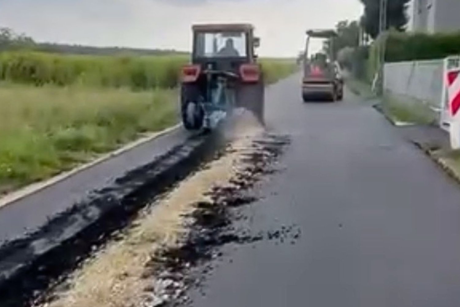 Zniszczona przez pług ulica Rybacka w Gliwicach.