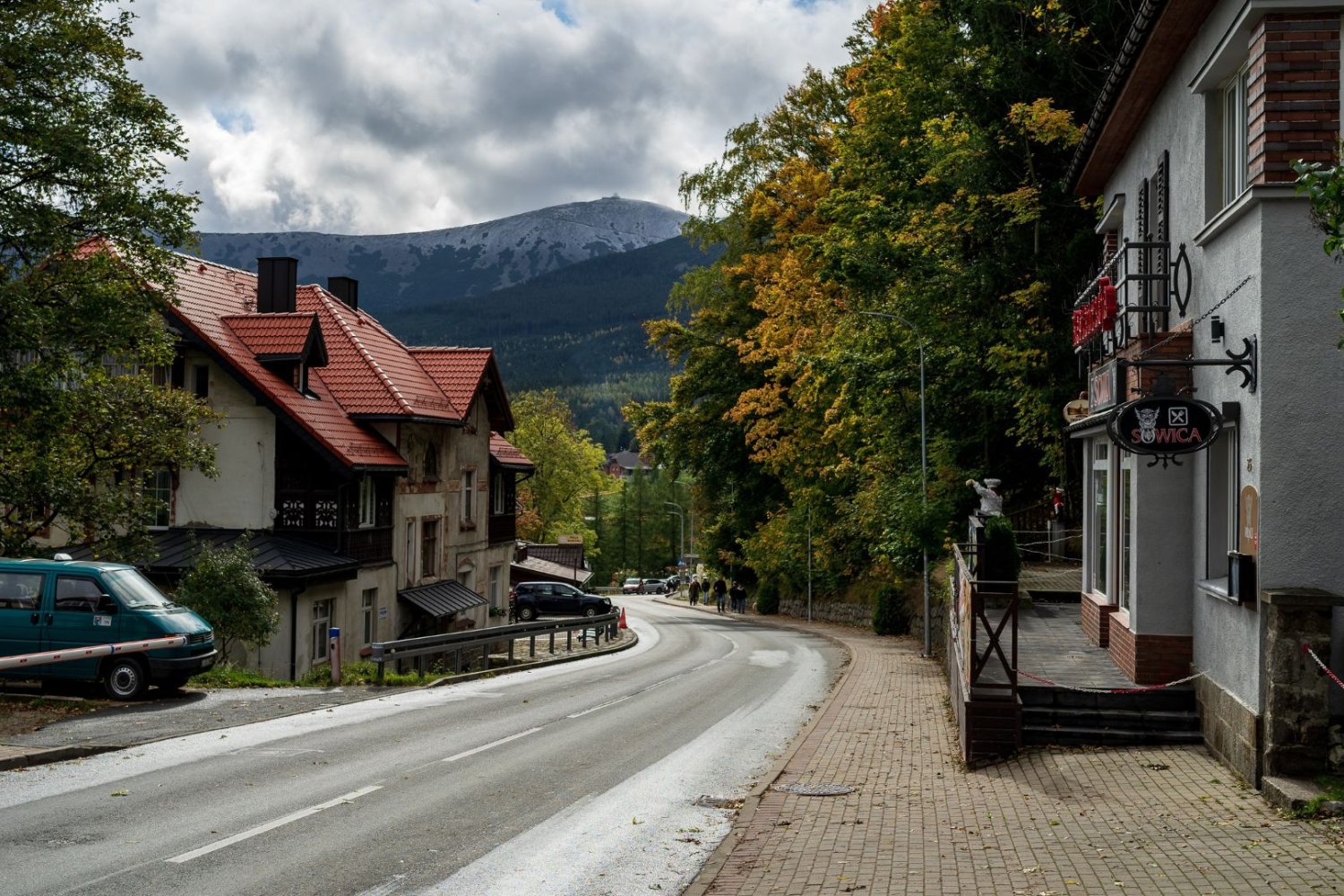Październikowa okazja na jesienny urlop. Sprawdziliśmy, gdzie najtaniej wyjechać po sezonie Karpacz.