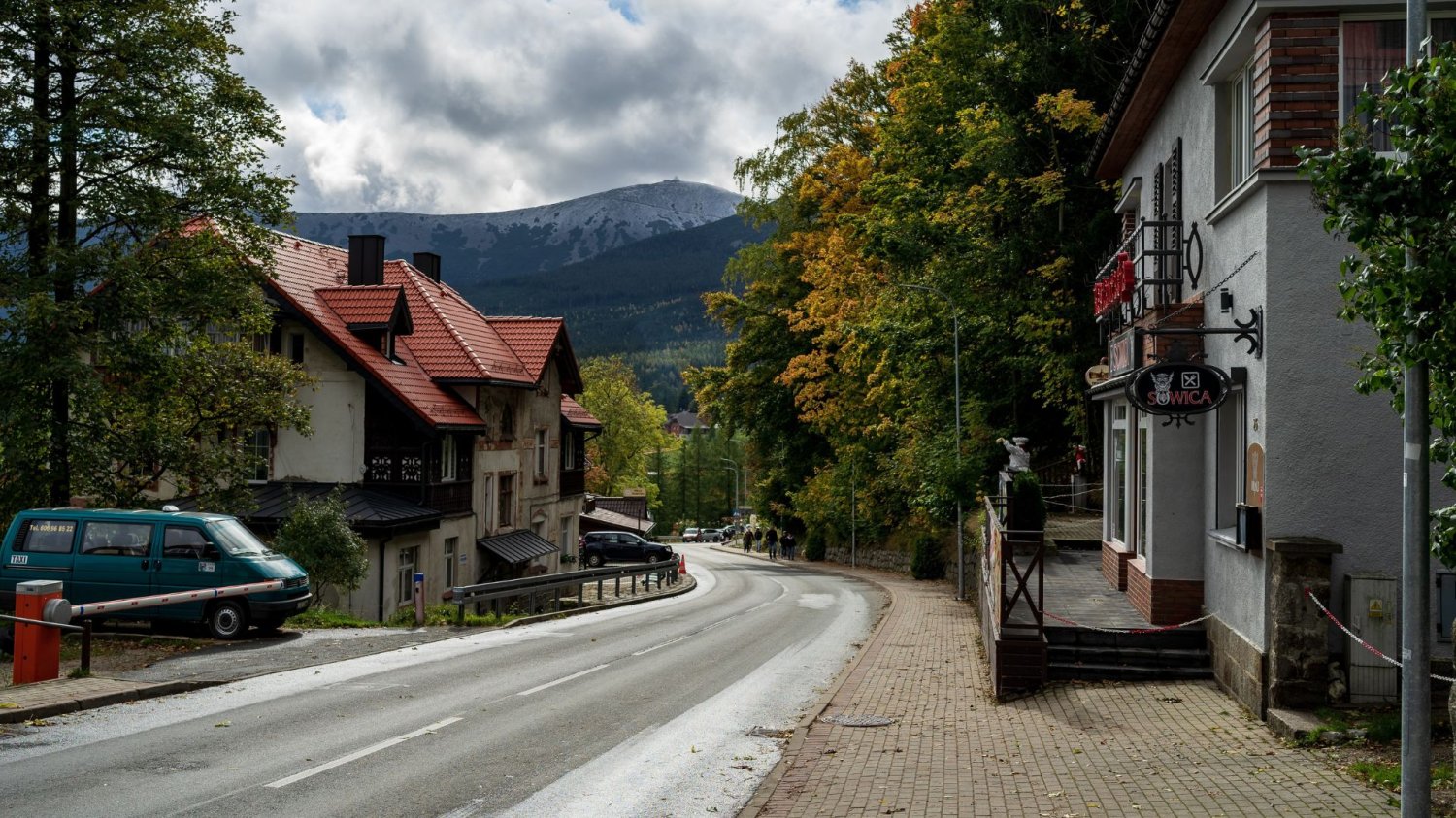 Październikowa okazja na jesienny urlop. Sprawdziliśmy, gdzie najtaniej wyjechać po sezonie Karpacz.