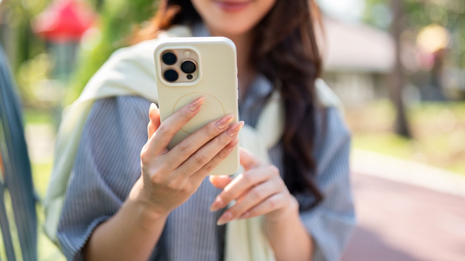 Nowa oferta sieci Plush. Sieć wprowadza eSIM i rozdanej gigabajty Kobieta korzystająca z telefonu komórkowego. Koniec z plastikową kartą SIM? Plush wprowadza eSIM przy umowie online