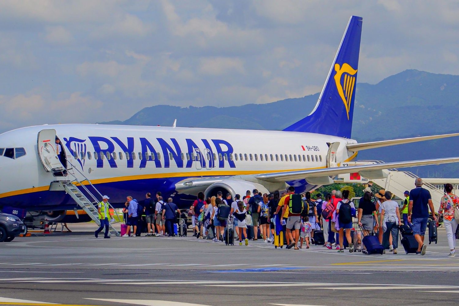 Ryanair ostrzega: EES niegotowy na letni szczyt. "Nie róbcie z pasażerów królików doświadczalnych" Kolejka do samolotu Ryanair.