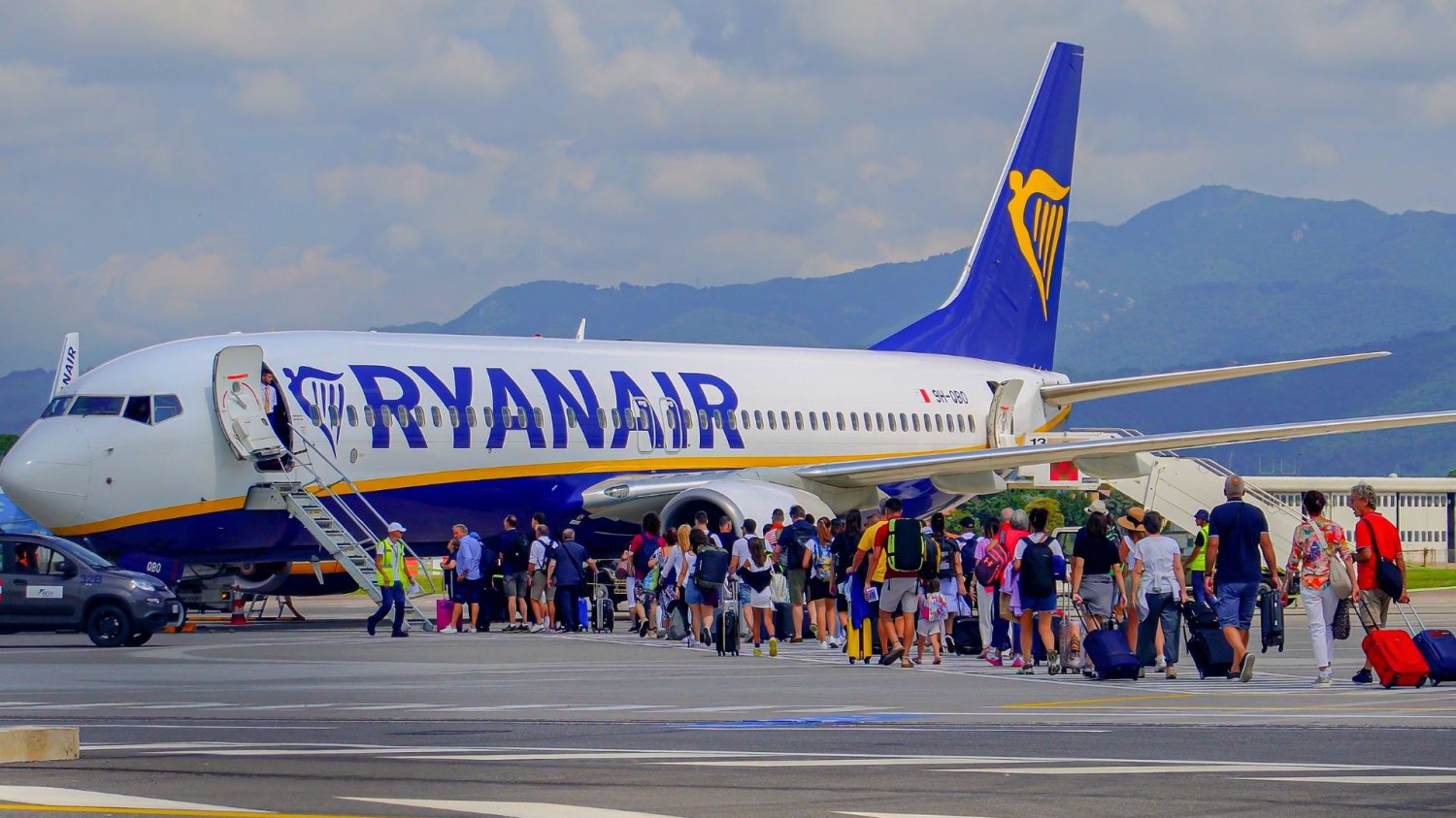 Kolejka do samolotu Ryanair.