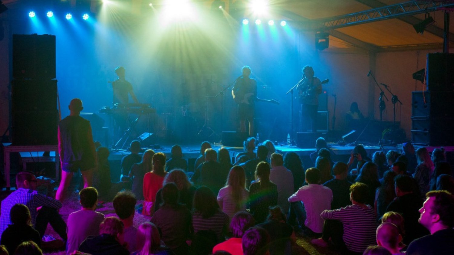 Aktywiści chcą zablokować jeden z klubów w Warszawie. "Skazuje mieszkańców na hałas" koncert rockowy