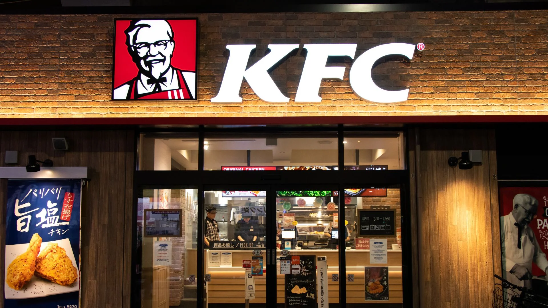 Fani KFC na to czekali. Wtorkowy Kubełek wraca, ale jest jeden haczyk. Lokal KFC.