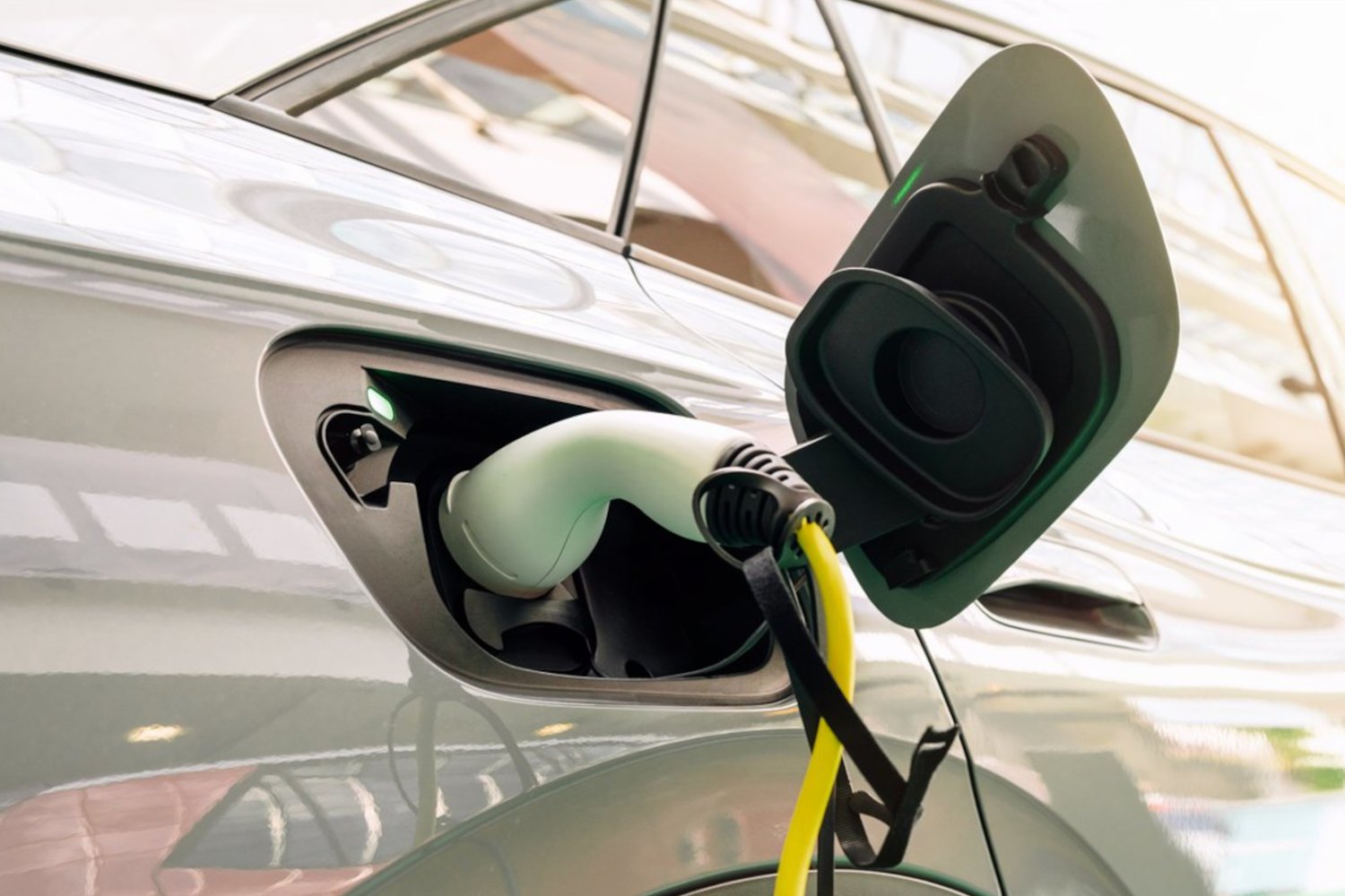 Ładowanie auta elektyrcznego.
