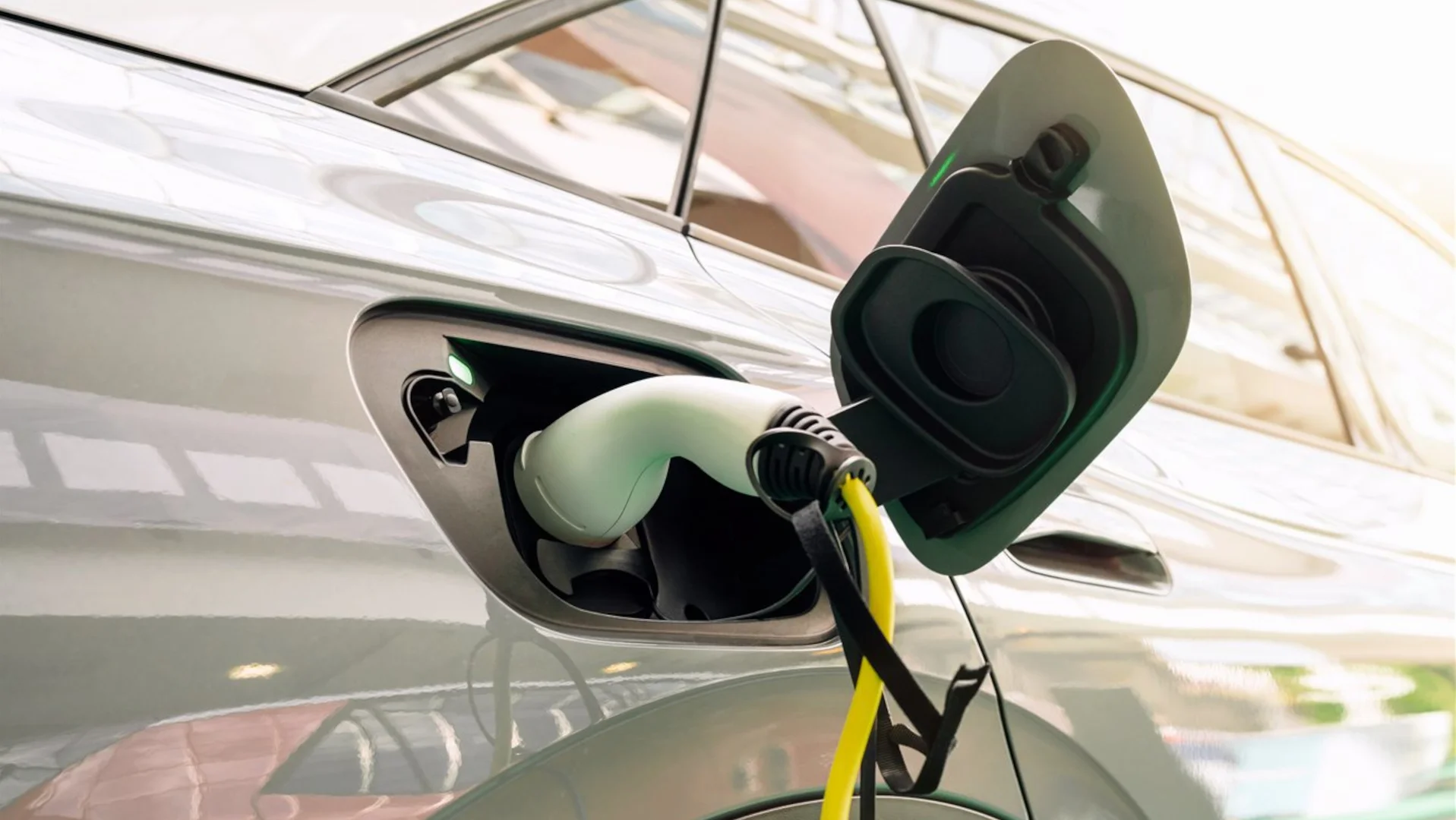 Ładowanie auta elektyrcznego.